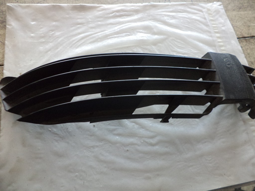 Grila bara VOLKSWAGEN PASSAT - 3B0853666H